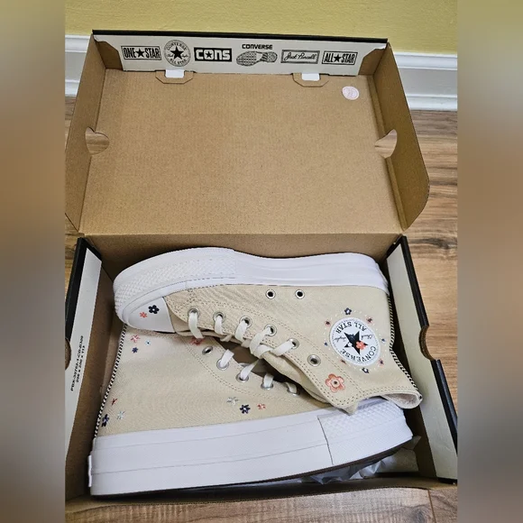 New Chuck Taylor All Star Lift Platform Petite Petals - Picture 10 of 11